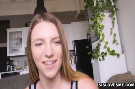 Подруга с круглой попкой сексуально подставилась под член