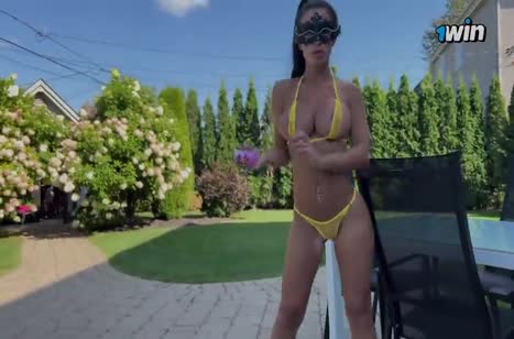 Спортивная соска с большой грудью дает любовнику во дворе