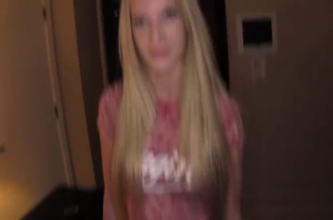 Беловолосая Кати Банкс показывает сиськи и делает минет