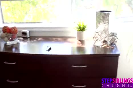 Красивая горничная блондинка поддается на флирт парня