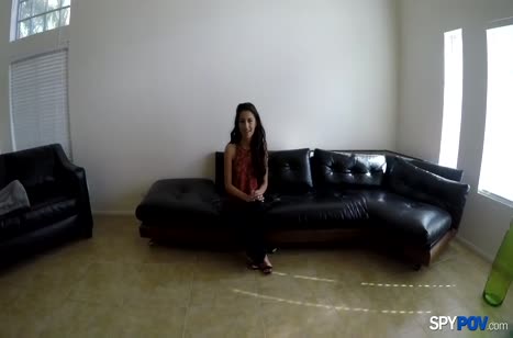 Молодая скромница с улыбкой трахается от первого лица