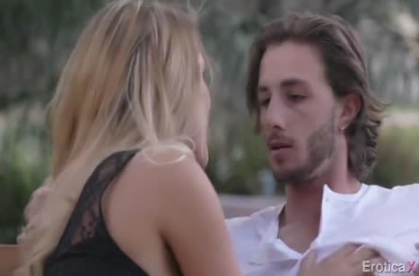 Фигуристая Огаст Эймс ловко извивается верхом на парне