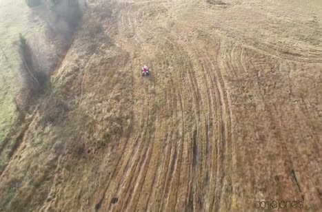 Симпатичная блондиночка туго сидит на писюне