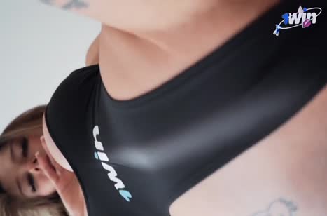 Брюнетка с подкаченной попкой хочет большого члена