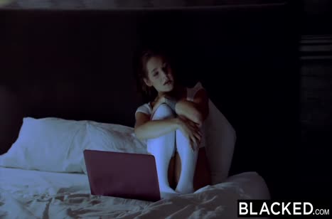 Рыжеволосая Evelin Stone довольна большим членом негра