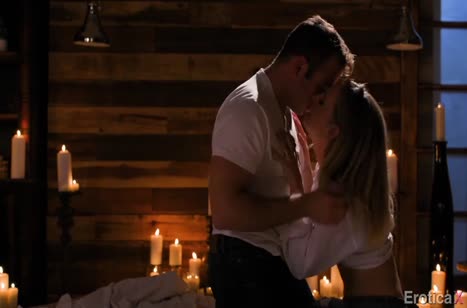 Жена наслаждается романтическим трахом при свечах