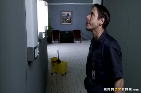 Медсестра Peta Jensen оголилась перед уборщиком