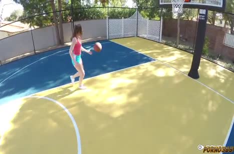 Красивую баскетболистку трахнули после игры