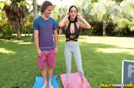 Спортивная Виктория Джун хорошо потрахалась на природе