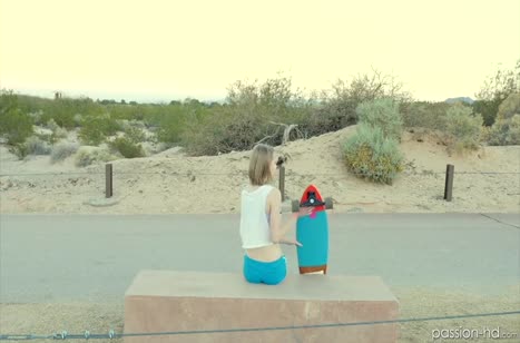 Развратная блондиночка разделась перед скейтером