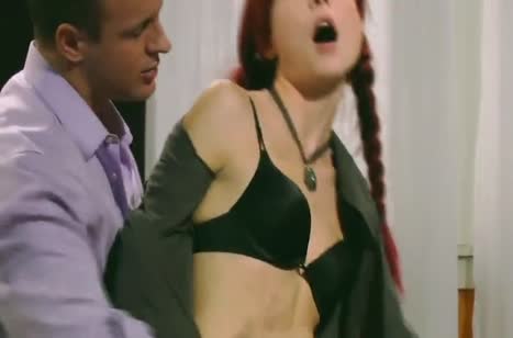 Игривая рыжая нимфетка легко сняла трусики