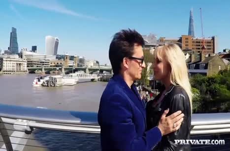 Фигуристая блондиночка рада раздвинуть ноги