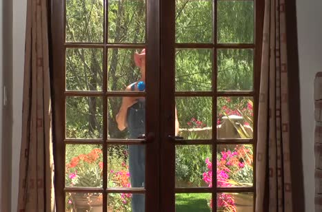 Жена в откровенном прикиде не дала мужу собраться на работе