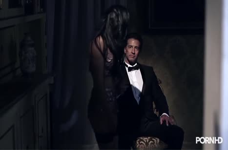 Деваха в секс наряде ловит кайф от здорового писюна