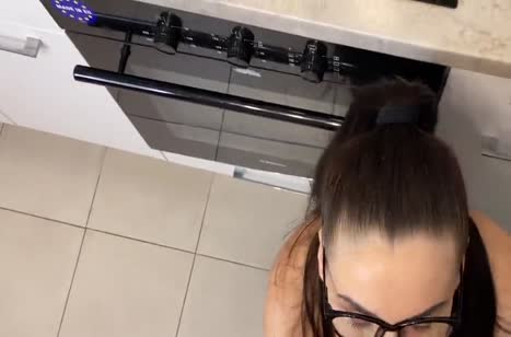 Похотливая горничная пришла на работу в полуголой униформе