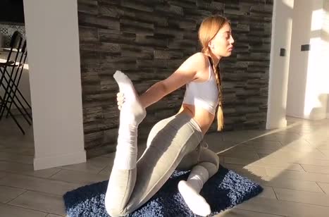 Не смог смотреть равнодушно как сводная сестра качает задницу