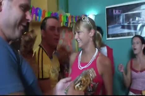 Пьяные девахи на Днюхе пускаются в беспорядочное групповое порно