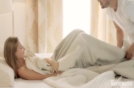 Бойфренд глубоко засаживает своей молодой любовнице