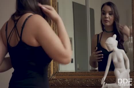 Приставучий гость раскрутил Sofia Lee на перепихон