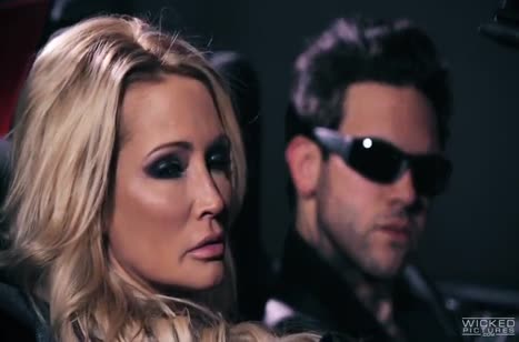 Гламурная блондинка заводит представительных парней на групповуху