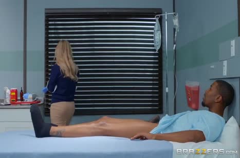 Докторша Ashley Fires положила глаз на темнокожего пациента