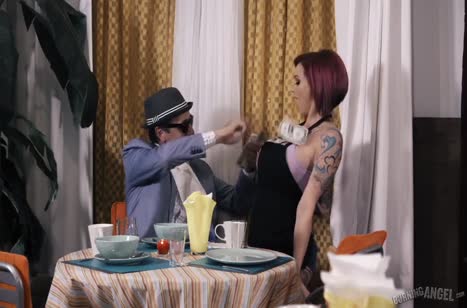 Неформальная фитоняшка знает как надо трахаться